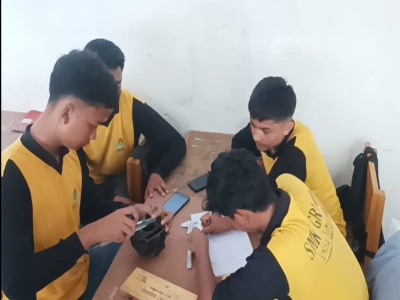 Siswa melakukan pengukuran presisi pada komponen mesin sepeda motor menggunakan jangka sorong di bengkel.